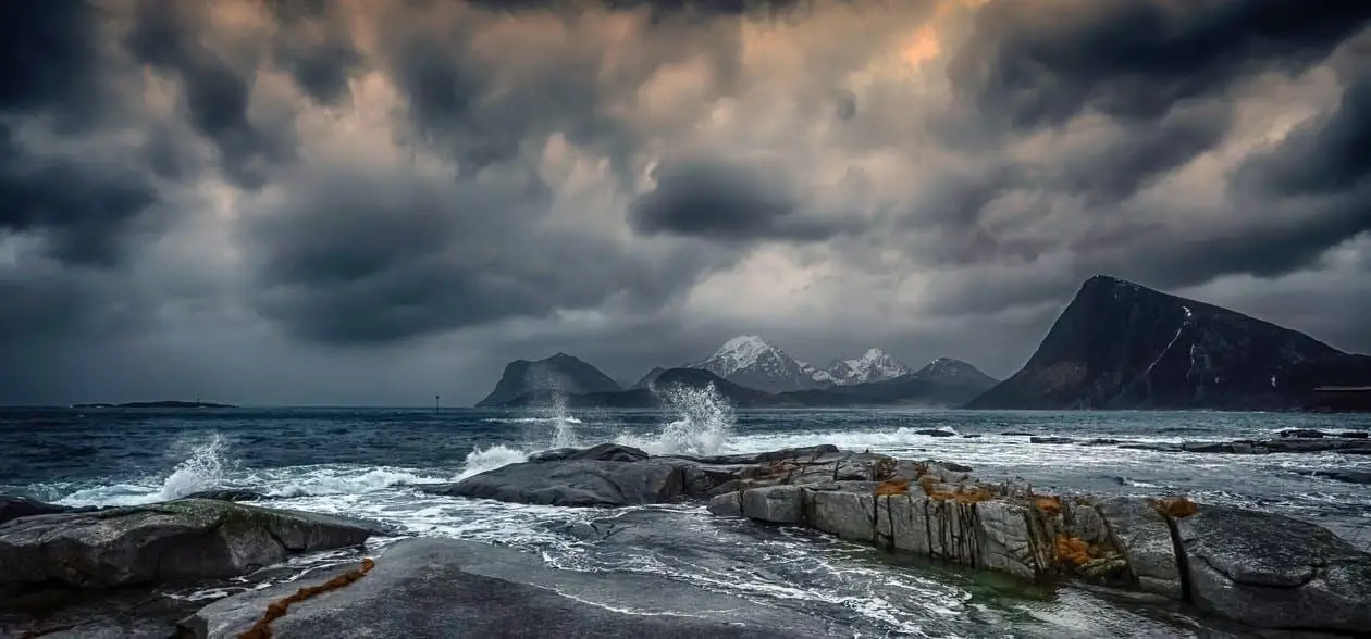stormy-sea-with-splashing-water-under-gloomy-sky