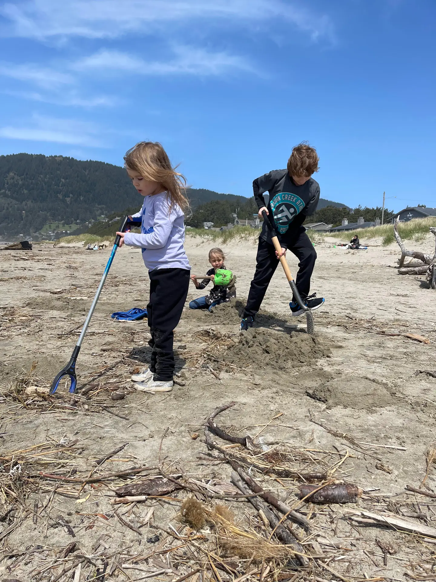ocean-blue-manzanita-children-dig-cleanup-april